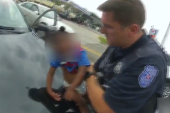 Policajac spasao dete koje je prestalo da diše! Izvadio ga iz vozila koje je zaustavio, dečak počeo da plavi, usledila prava drama (VIDEO)