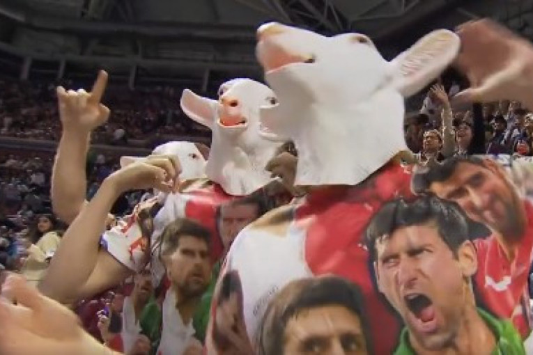 Novak na majici, maska koze na glavi! Pogledajte kakav su šou napravili Đokovićevi navijači (VIDEO)