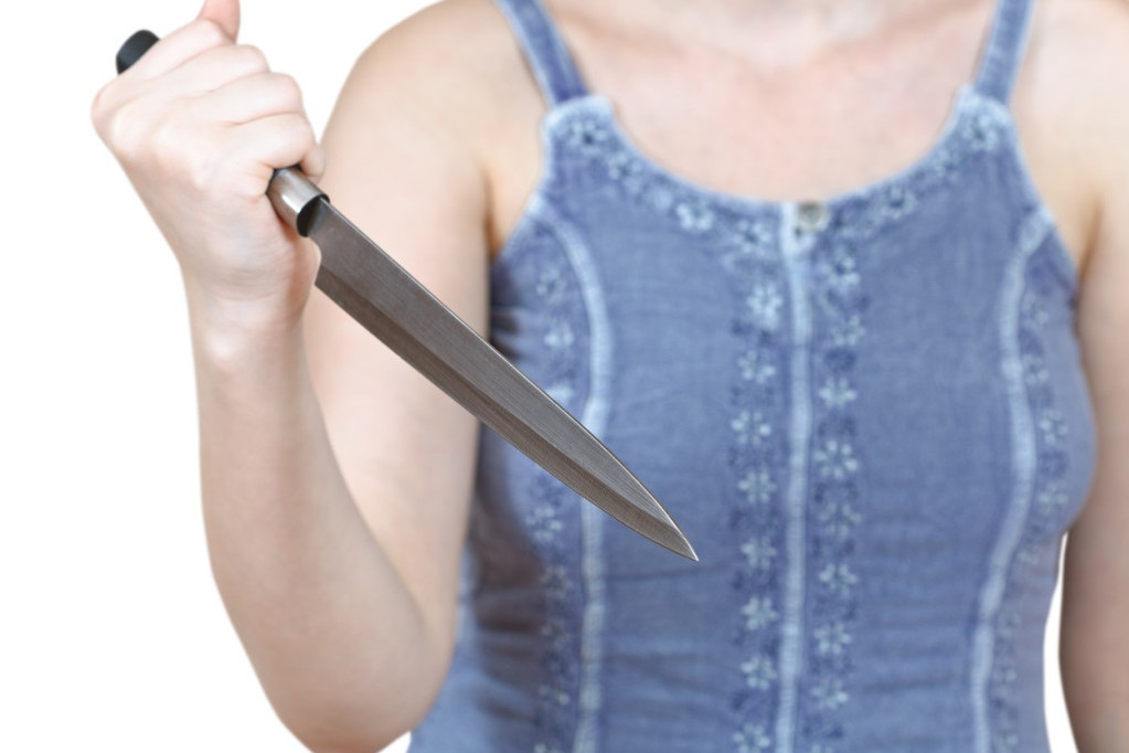Brutalno nasilje u Boru: Žena nakon svađe nožem napala muža, sekla ga po rukama vratu i leđima!