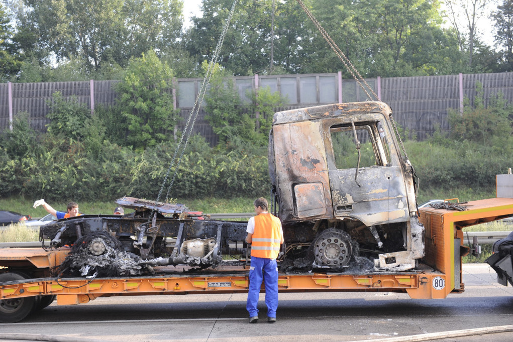 Na putu Podgorica-Cetinje izgoreo šleper sa 9 automobila