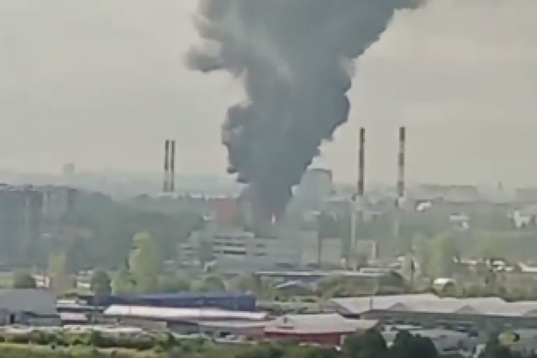 Gusti dim iznad Sankt Peterburga: Goreo ogroman hangar, požar gasilo 60 vatrogasaca, čule se i eksplozije!