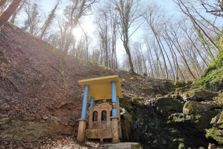 Slepa devojčica je progledala kad su je doveli do ove svetinje: Manastir Stjenik je mesto gde su se desila mnoga isceljenja i čuda (FOTO)