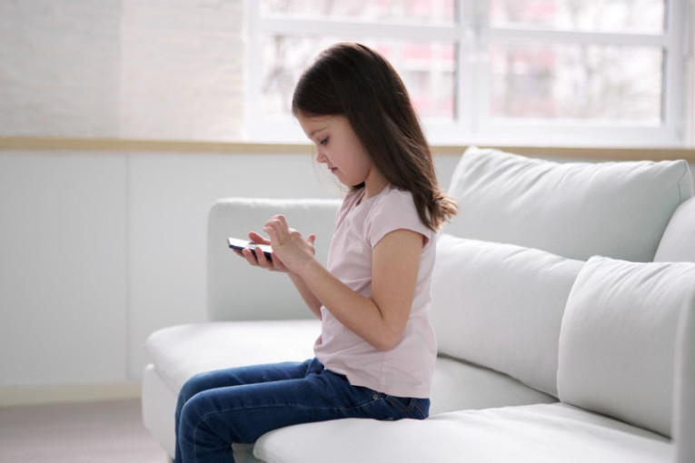 Deca su stalno na svojim mobilnim telefonima:  Ovo su posledice prekomerne upotrebe digitalnih uređaja