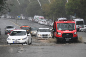 Jaka oluja potopila Ankaru! Potop na ulicama grada, automobili jedva prolaze kroz bujicu (VIDEO)