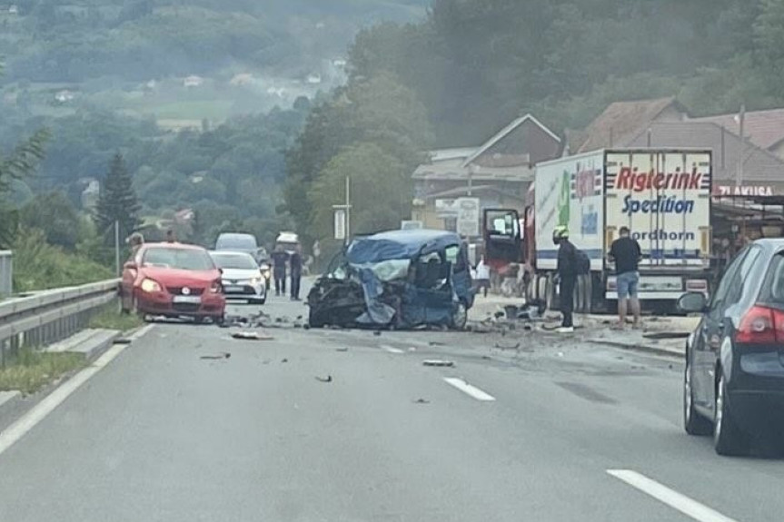 Jeziva saobraćajna nesreća kod Užica: Vozilo potpuno smrskano, strahuje se da ima stradalih! (FOTO)