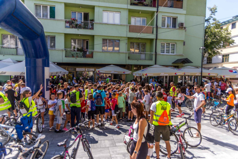 Prelepa slika poslata iz Bajine Bašte: Jedinstvena Ćirilična biciklijada održana po drugi put (FOTO)