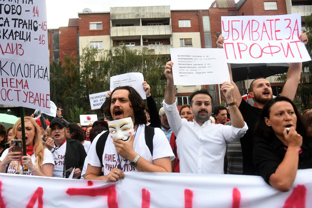 Protest građana zbog krađe citostatika sa skopske Klinike za onkologiju: "Ubijaš za profit" (FOTO/VIDEO)