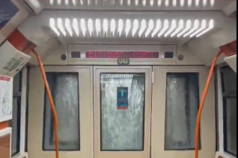 Stravičan snimak iz metroa u Madridu: Kiša lije kao iz kabla, niz vrata se sliva voda i ulazi u vagon (VIDEO)