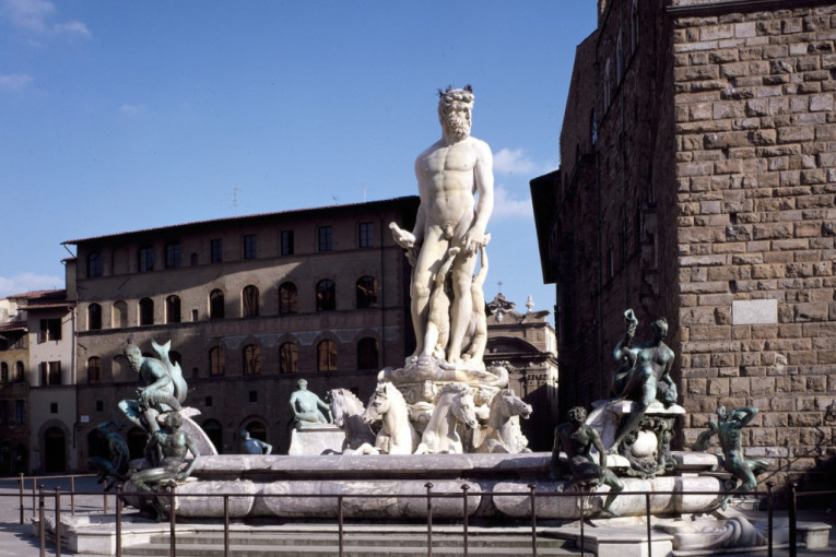 Skandal u Firenci: Nemački turista oštetio legendarnu skulpturu Neptuna! (FOTO)