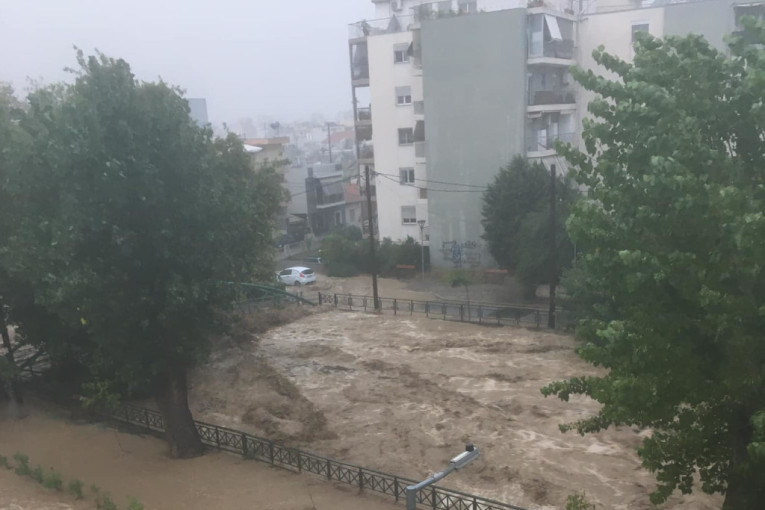 Nakon požara, novi problemi u Grčkoj: Jedna žrtva poplava u Volosu (VIDEO)