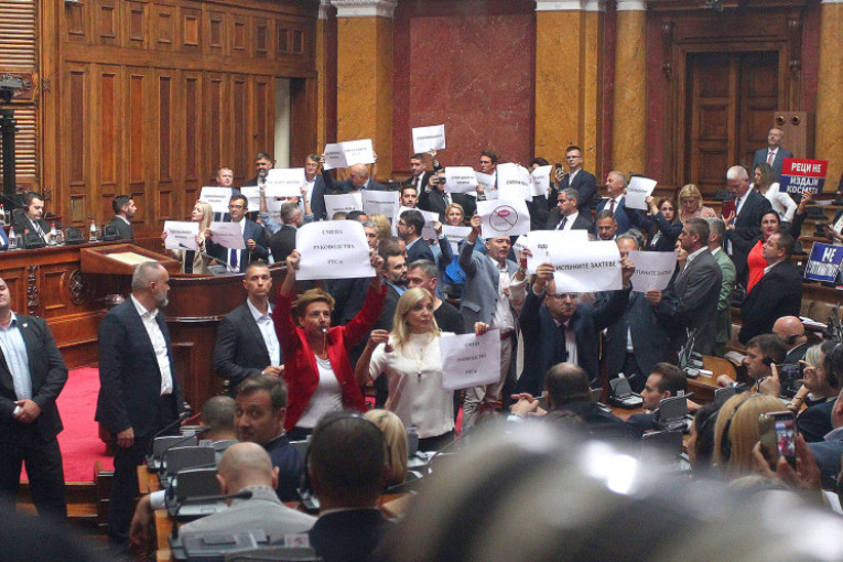 Opozicija uzalud divlja i provocira: Nastavljen rad Skupštine Srbije! (VIDEO)