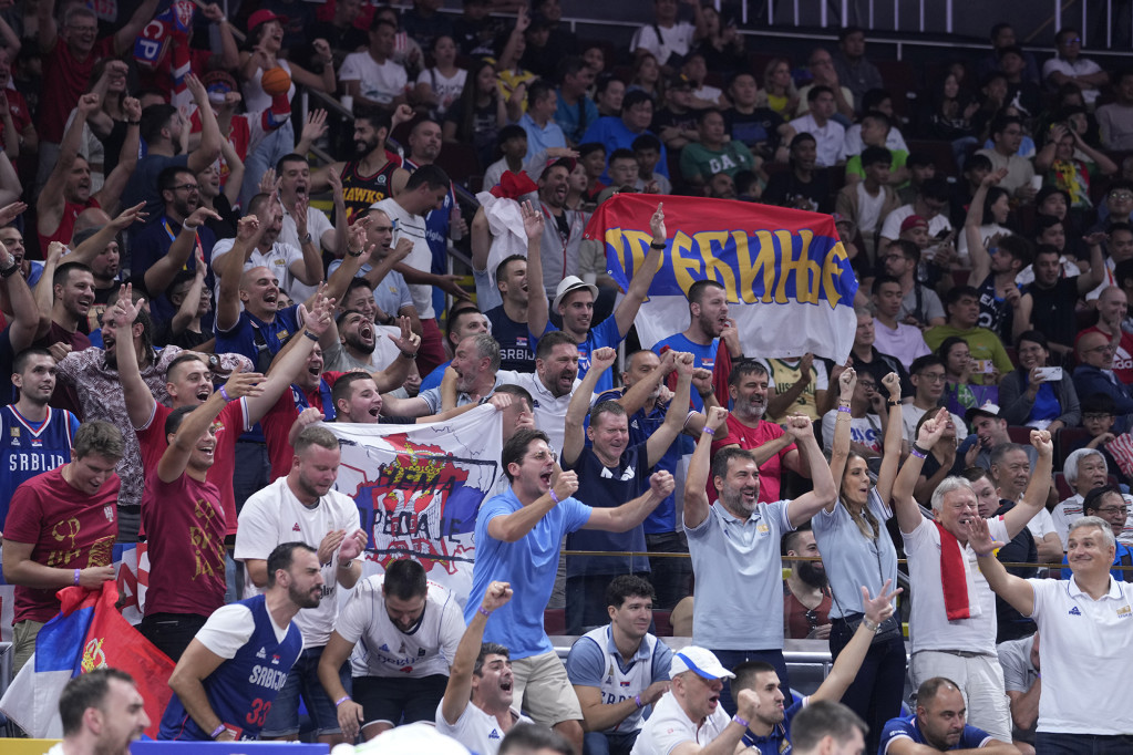 Boriša! Simanić! Manilom odzvanja pesma za nastradalog košarkaša Srbije, pevaju navijači i igrači zajedno! (VIDEO)