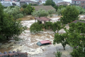 Apokaliptične scene iz Grčke: Ulice pretvorene u reke, automobili u moru, zaglavljeni i srpski turisti! (VIDEO)