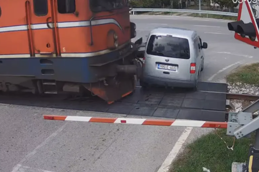 Auuu, šta je žena uradila! Drama u Prijedoru: Zaglavila se na šinama, voz udario u auto