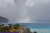 Tornado na Eviji! Crni oblak se izdigao iznad mora, a onda se podiže još više i počinje da vrti (VIDEO)