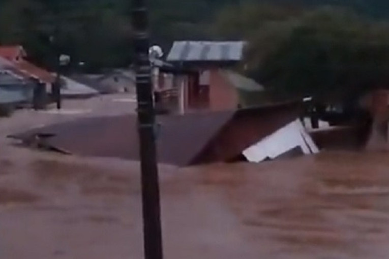 Pakao u Brazilu: Ljudi se mole na krovovima kuća dok reke divljaju, 20 mrtvih! (VIDEO)