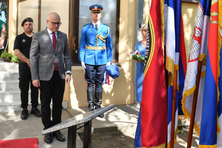 Srbija nikada ne zaboravlja svoje heroje: Ministar Vučević otkrio spomen-ploču i položio venac na grob dobrovoljca Janoša Rauka