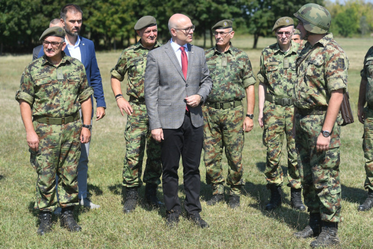 Ministar obišao kadete: Miloš Vučević u centru za obuku kopnene vojske u Somboru!