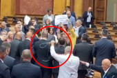 Vešala u Skupštini: Opozicija izgubila razum - poslanici pozivaju na linč!  (VIDEO)