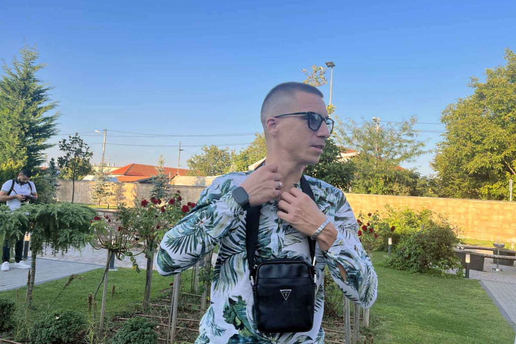 Pevač imao intimne odnose na ovom javnom mestu: Volim da kupujem dosta igračaka za odrasle!