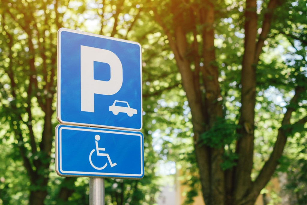 Skupština usvojila predlog: Duplirana kazna za parkiranje na mesta za invalide, evo koliko će građani plaćati prekršaj