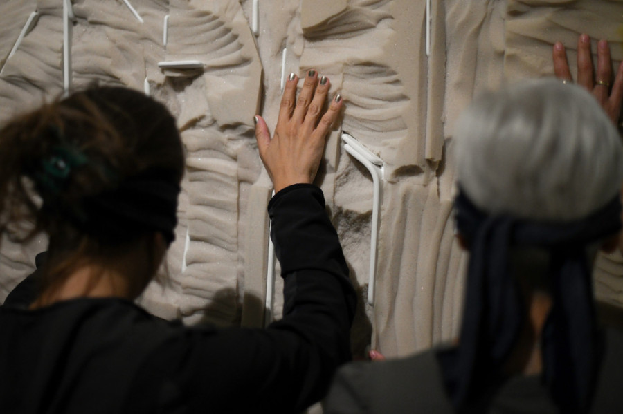 Sa povezom na očima prođite kroz "Plavu izložbu" i osetite kako slepe osobe doživljavaju umetnost (FOTO)