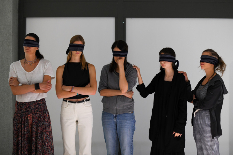 Sa povezom na očima prođite kroz "Plavu izložbu" i osetite kako slepe osobe doživljavaju umetnost (FOTO)