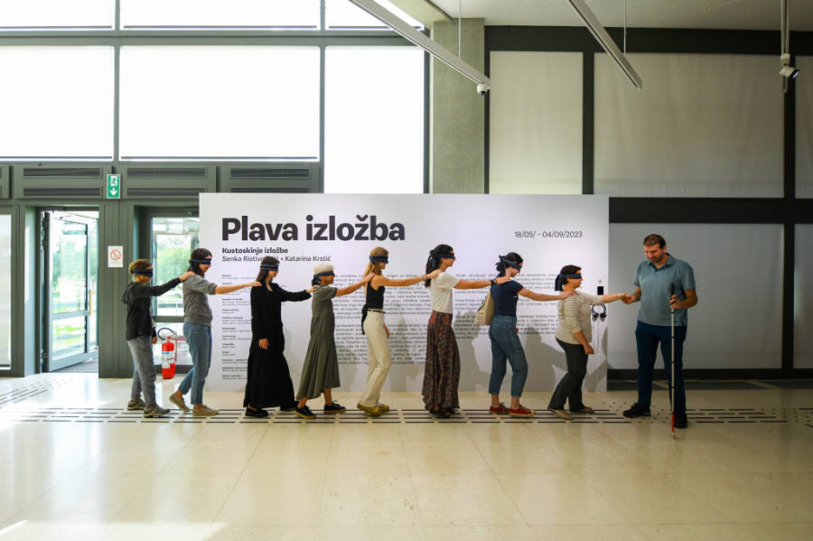 Sa povezom na očima prođite kroz "Plavu izložbu" i osetite kako slepe osobe doživljavaju umetnost (FOTO)