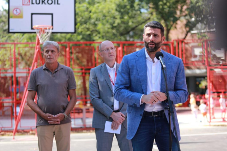 Šapić obišao rekonstruisani park i košarkaški teren na Novom Beogradu: Ovde su igrali velikani svetske košarke (FOTO)