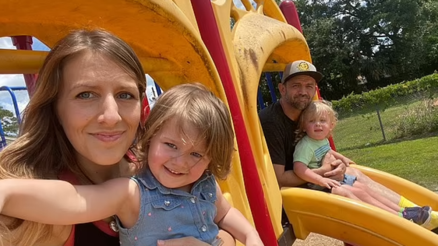 Blizanci se ugušili u sanduku sa igračkama: Usred noći ustali da se igraju, pa ostali u njemu, našao ih stariji brat - mislio je da spavaju