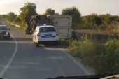 Karambol na putu Omoljica-Starčevo: Prevrnuo se kamion, blokirana traka (VIDEO)
