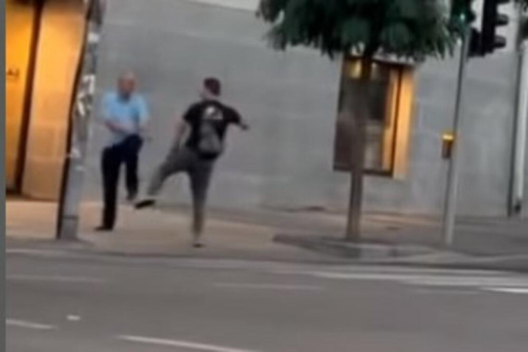Snimljena makljaža u Bulevaru despota Stefana: Građanin se obračunao sa vozačem GSP-a (VIDEO)