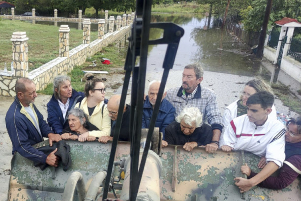 Dramatičan snimak spasavanja ljudi u Grčkoj: Konopcem izvlačili ljude iz poplavljenih kuća, među njima i deca (FOTO/VIDEO)