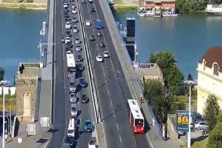 Lančani udes izazvao kolaps u saobraćaju: Gužve i u Zemunu, mostovi zasad prohodni