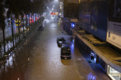 Oluja potopila Hongkong: Najobilnije padavine u poslednjih 140 godina - škole ne rade, ceo grad je pod vodom (FOTO)