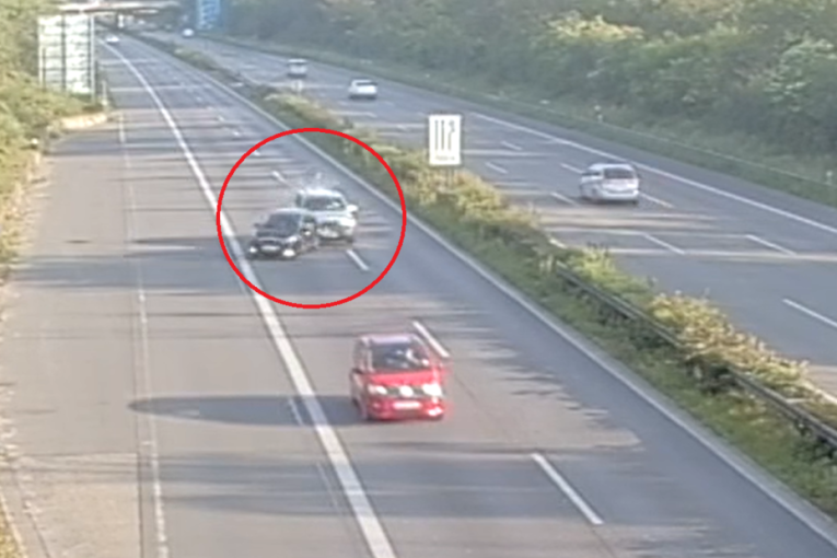 Vozač koji je izazvao težak udes na auto-putu uhapšen tek posle nekoliko meseci: Zakucao se u auto ispred, snimak ga razotkrio (VIDEO)