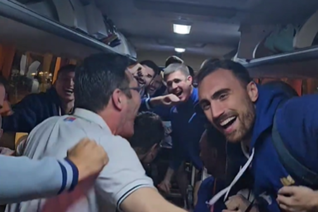 Grmi autobus Srbije: "Orlovi" prepevali poznatu navijačku pesmu selektoru, pa poskakali i plesali (VIDEO)