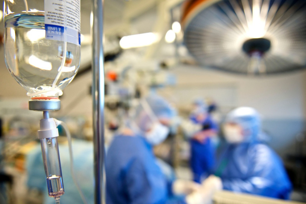 Lekari u Tiršovoj obavili transplantaciju od živih donora: Devojci (18) uspešno presađen bubreg od oca!