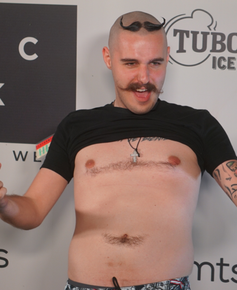 Baka Prase vozi centrom Beograda, Desingerica skače i simulira odnose na kolima: Bahaćenju nema kraja! (FOTO)