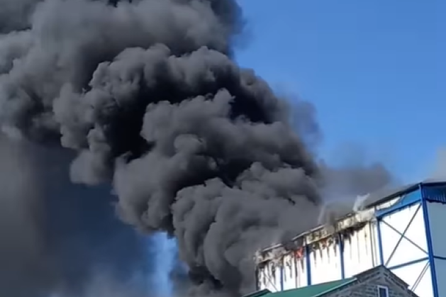 Veliki požar u Šapcu! Iz hladnjače bukti vatra, crn dim nadvio naselje (VIDEO)