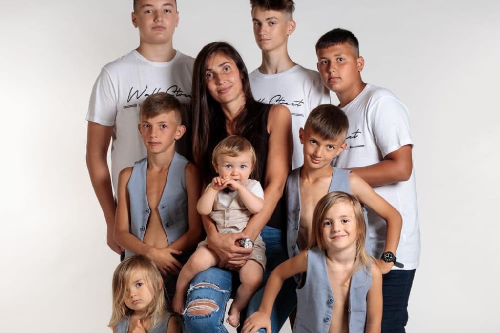 Vesna ima 8 sinova, a sada čeka devojčicu! Ginekolog im je postao kućni prijatelj, a svi kažu da su joj deca zlatna (VIDEO)!