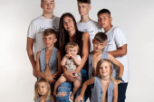 Vesna ima 8 sinova, a sada čeka devojčicu! Ginekolog im je postao kućni prijatelj, a svi kažu da su joj deca zlatna (VIDEO)!