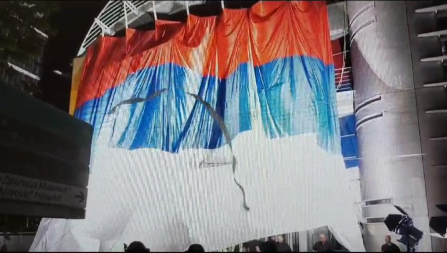 Opozicija pokazala kako poštuje građane i Srbiju: Okrenuli zastavu države naopako!