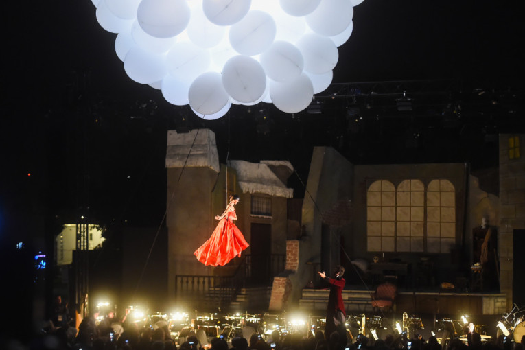 Na helijumskim balonima sa neba na pozornicu: Održan prvi deo veličanstvenog spektakla "Opera na vodi" (FOTO)