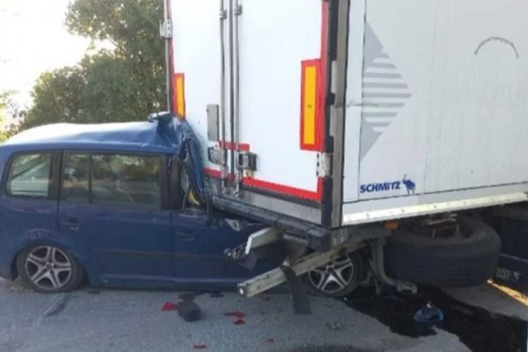 Tragedija kod Leskovca: Stefan se "zakucao" u kamion, na mestu ostao mrtav (FOTO)