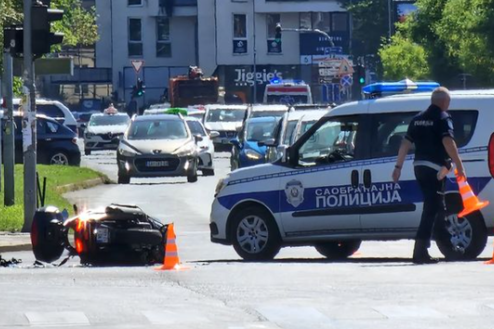 Nesreća kod "Novosadskog sajma": Motociklista oboren na ulazu u raskrsnicu(FOTO)
