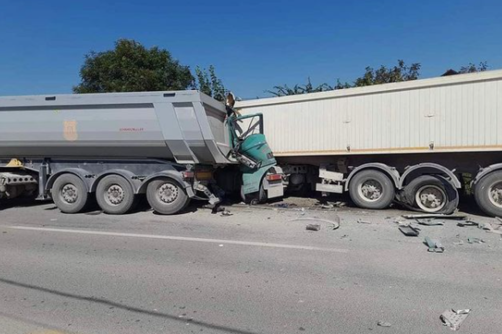 Stravičan sudar dva kamiona kod Paraćina: Jedna osoba poginula, druga povređena, strahuje se da curi metan!