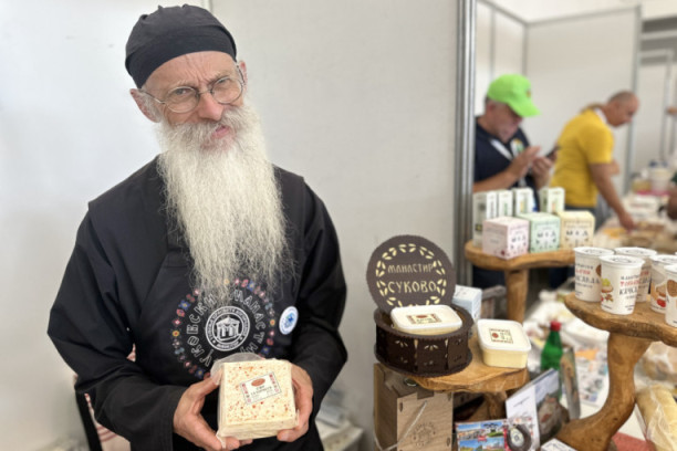 Imaju preko trideset krava i prave đubek: Monasi manastira Sukovo imaju mlekaru, a dan im prolazi uz molitvu i teške poslove (FOTO)