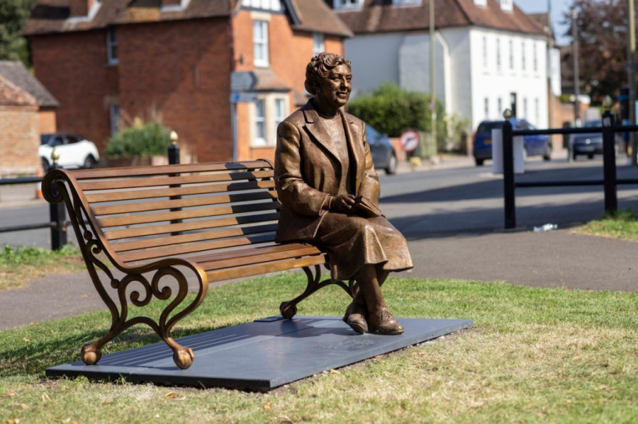 Uprkos svetskoj slavi mnogi nisu znali da je u ovom gradu živela punih 40 godina: Otkrivena bronzana statua Agate Kristi (FOTO)