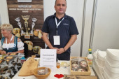 Kozji sir u hrastovoj kori sa čubrom - specijalitet oduševio Francuze: Profesor Budimirovič napravio delikates, surutku traže kad se razbole